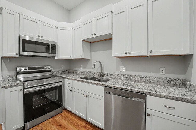 Building Photo - 311 W 39th St