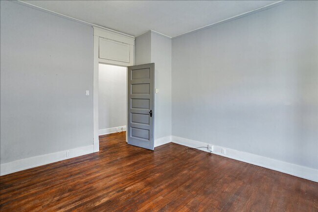 Building Photo - 904/906 Poplar Street