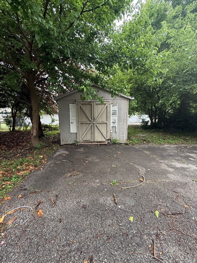 Building Photo - Beautiful 4 bedroom 2 bath house available now
