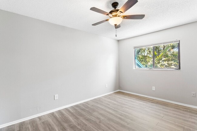 Building Photo - 2bedroom 1.5 Bath Town home **