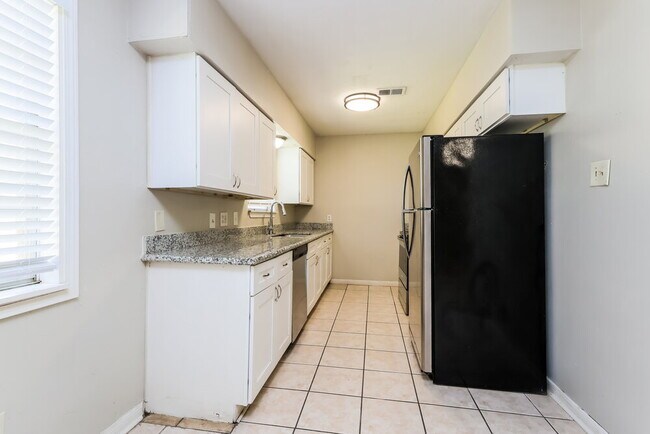 Building Photo - 807 Sulphur St