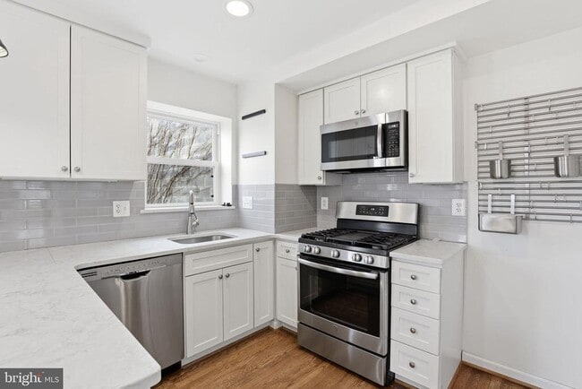 Building Photo - 2306 Riverview Terrace