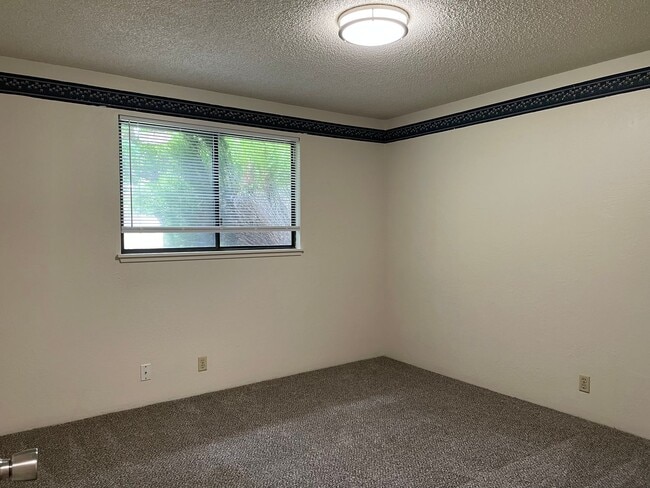 Building Photo - Spacious 3 Bed 2 Bath Home-Located on a Corner Lot in Quiet Neighborhhood