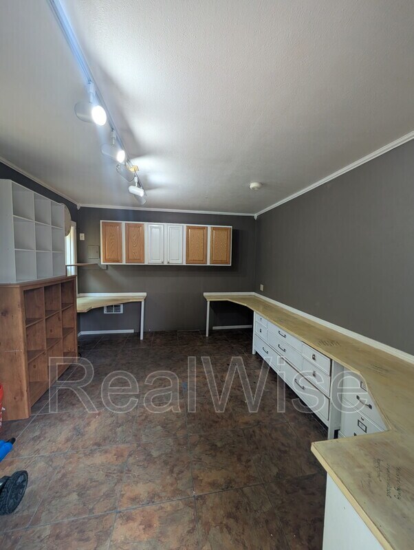 Building Photo - 501 NE Broadway St