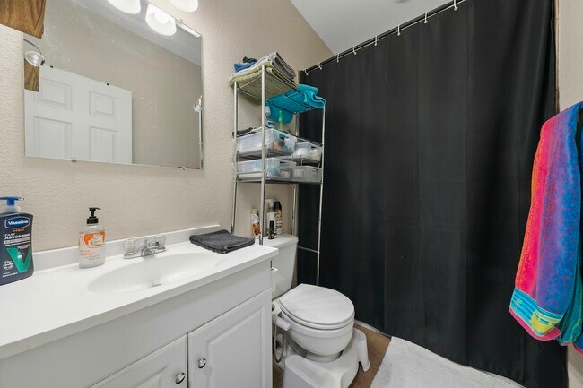 Building Photo - 1425 James Avenue, Unit A