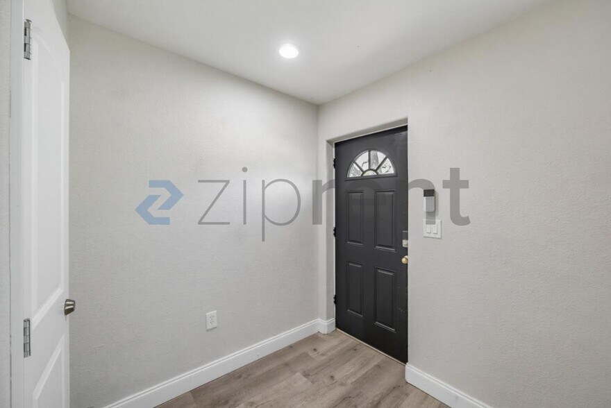Building Photo - Unit