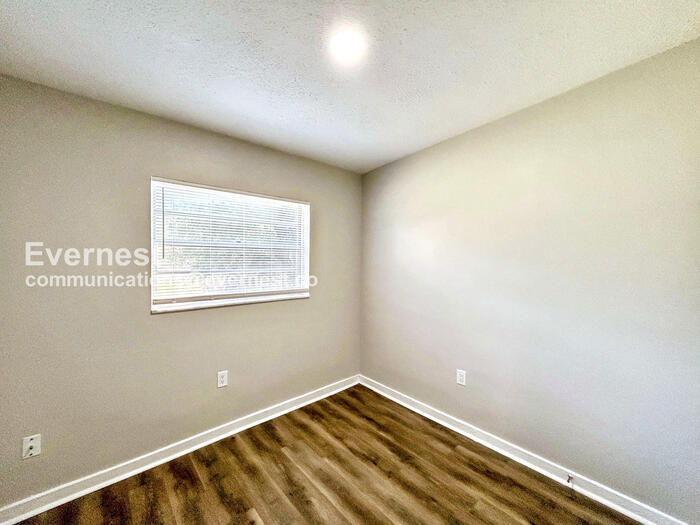 Building Photo - 1308 Melrose Ave S