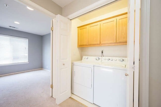 Building Photo - Charming 3bd/2.5 bath Condo