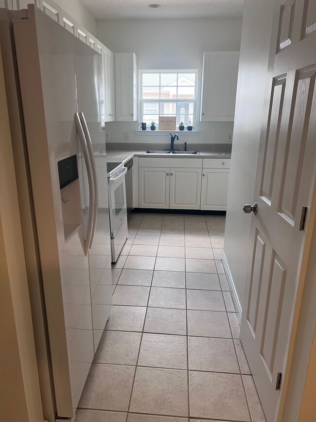 Building Photo - Newly renovated 2 bedroom, 2 bathroom condo coming soon!