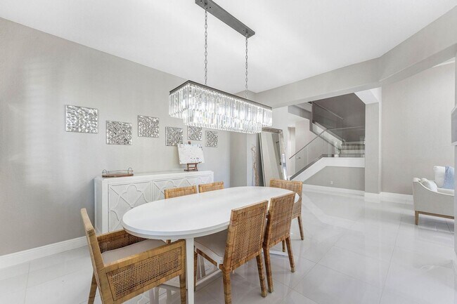 Building Photo - 121 Palm Cir