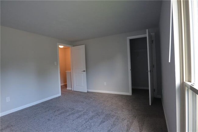 Building Photo - 604 Carriage Hill Dr