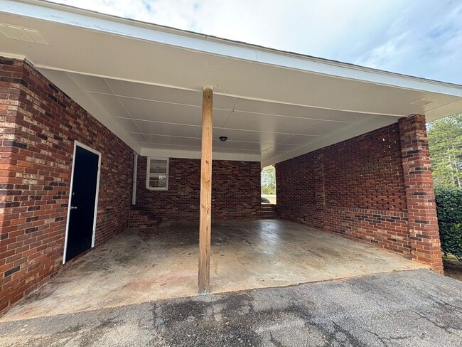 Building Photo - AVAILABLE FEBRUARY 1 2026!