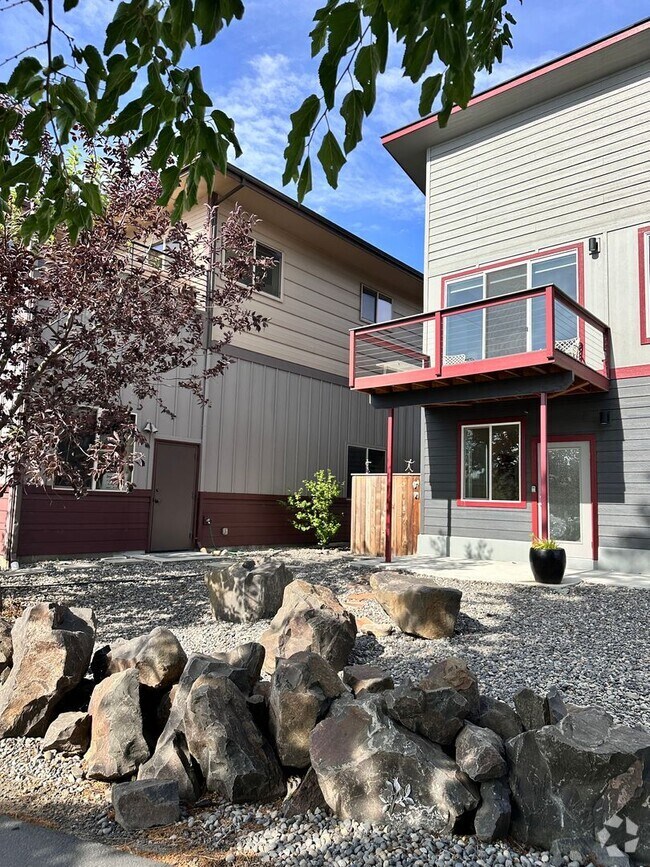 Building Photo - Fully Furnished 2 Bedroom 1 Bath Condo | T...