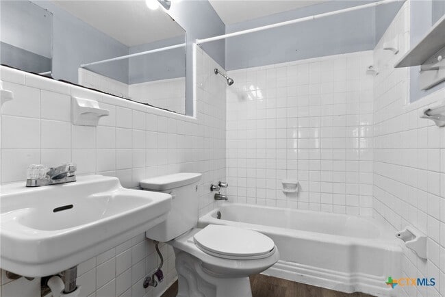 Building Photo - 2709 Hillside Dr
