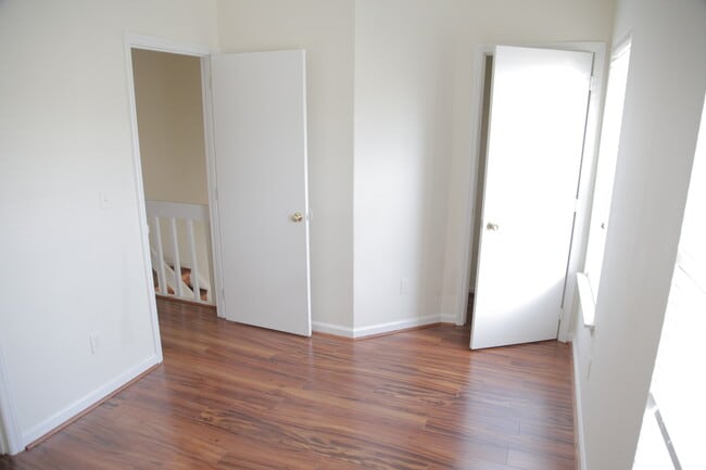 Building Photo - Cozzy townhome ready for you!