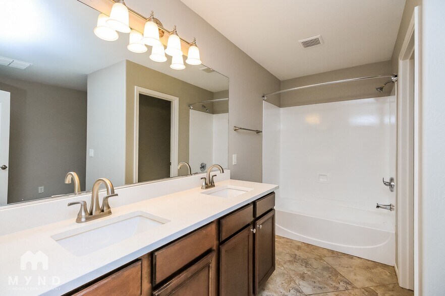 Building Photo - 4253 E Tyson St