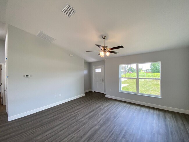 Building Photo - Custom Home - Desirable SE Ocala Neighborhood 3/2/2 **Wont Last**