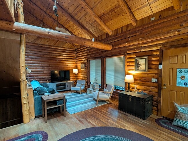 Building Photo - 7312 E Evans Creek Rd