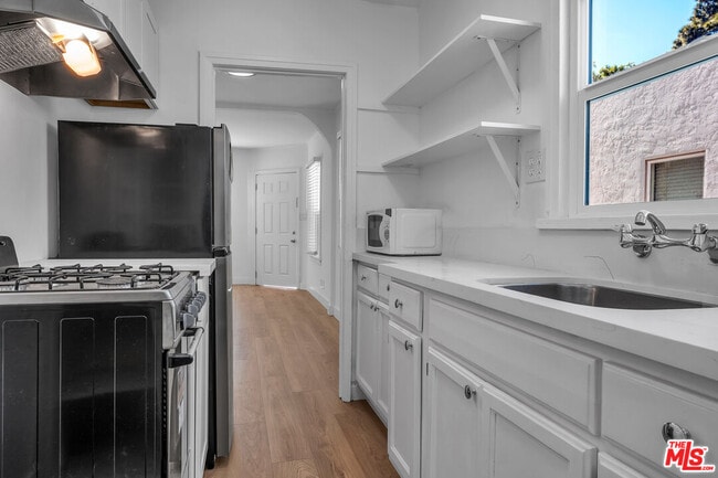 Building Photo - 3330 Caroline Ave