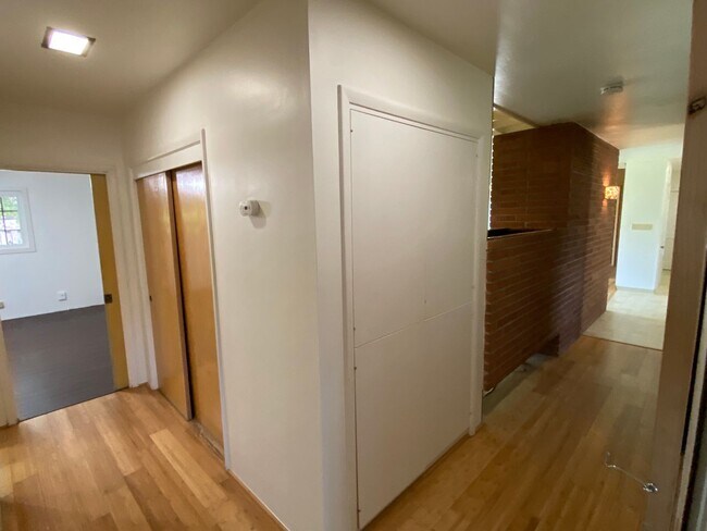 Building Photo - Spacious Visalia home in a well establishe...