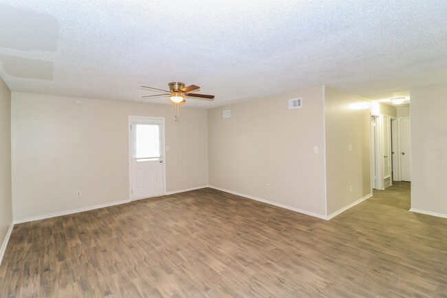 Building Photo - 3883 Winwood Dr
