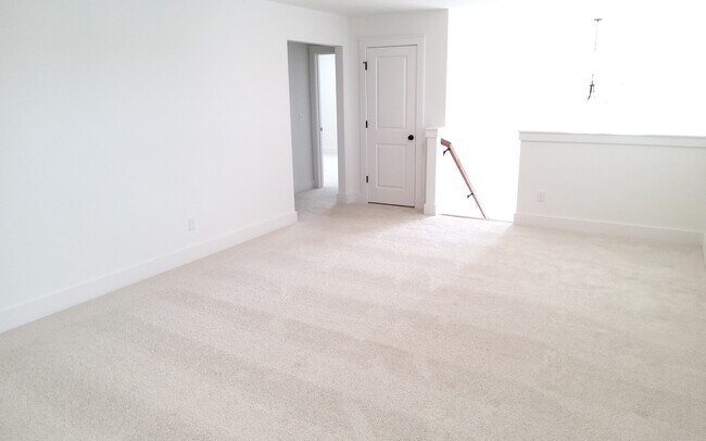 Building Photo - 649 Conifer Dr