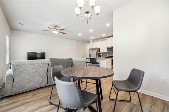 Building Photo - 4655 Fullerton Dr