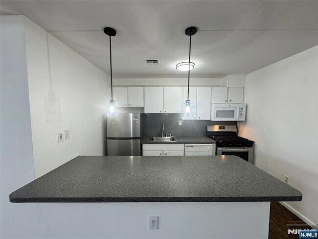 Building Photo - 225 Halladay St