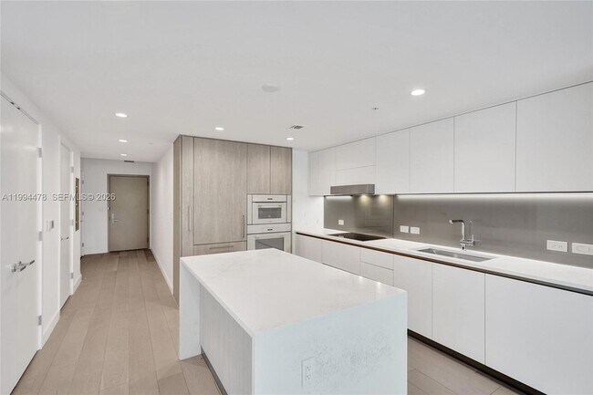 Building Photo - 9221 E Bay Harbor Dr