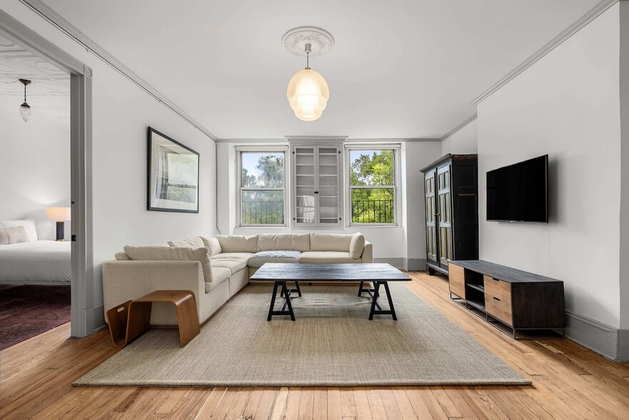 Primary Photo - 185 E Broadway