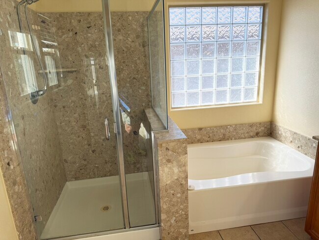 Building Photo - 5450 Pinecroft Dr