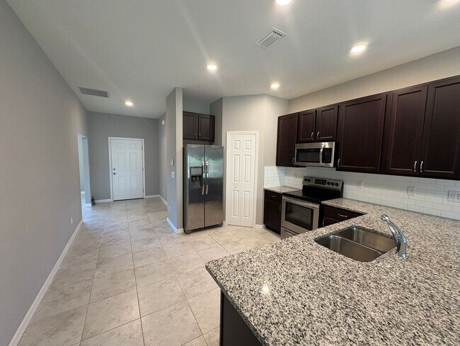 Building Photo - 3 Bed, 2 Bath Home with Screened Lanai & S...