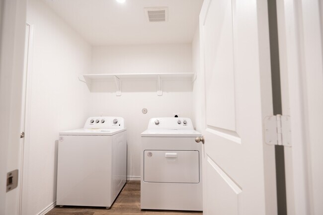 Building Photo - 14914 Timber Pnes Dr