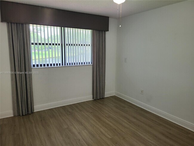Building Photo - 9851 Nob Hill Ct