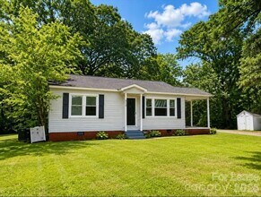 Building Photo - 810 Mt Holly-Huntersville Rd