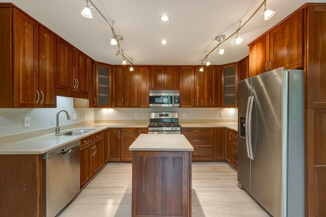 Building Photo - 3303 Spring Lake Ct