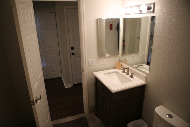 Building Photo - 611 Somerset Dr