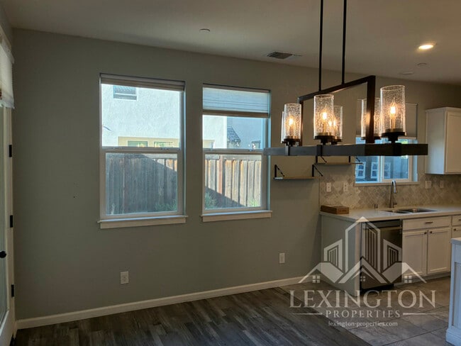 Building Photo - Elegant, 3BD/2.5BA, Sacramento Home in Nat...