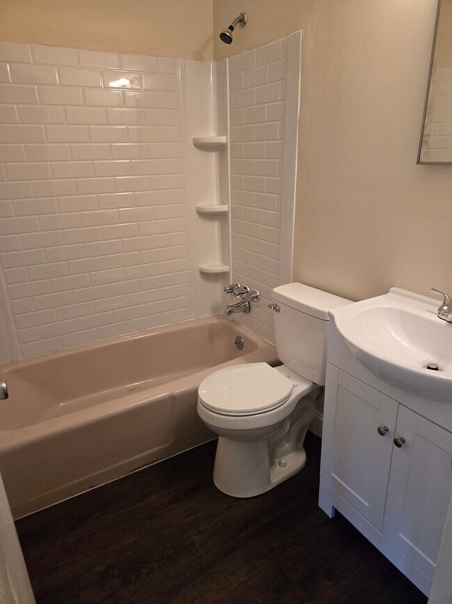 Building Photo - Deep Springs, 2 bedroom duplex, hardwood f...