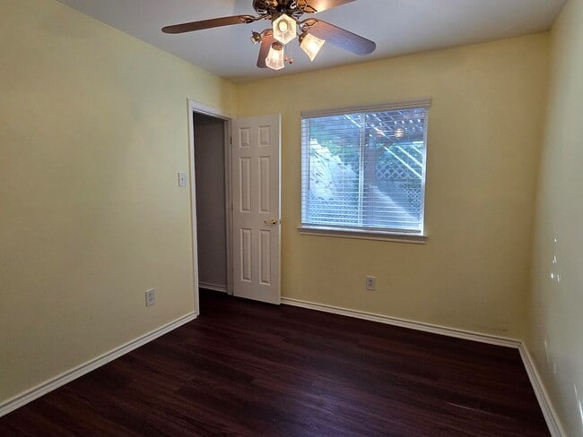 Building Photo - 121 Amelia Ct