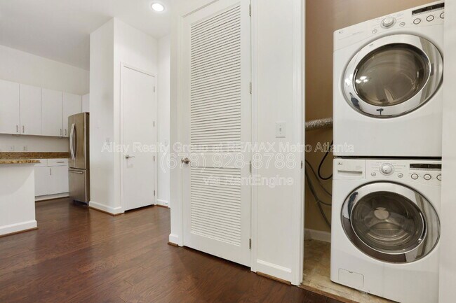 Building Photo - 711 Cosmopolitan Dr NE