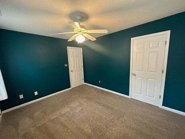 Building Photo - Stunning 3 Bed 2.5 Bath Home with Large Bo...