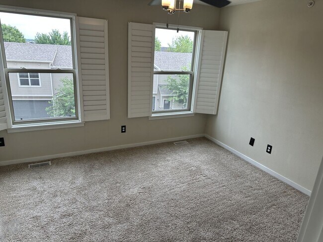 Building Photo - 223 NE 45th Ln
