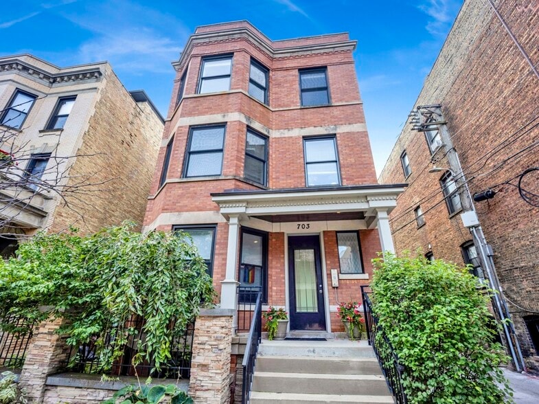 Primary Photo - 703 W Wellington Ave