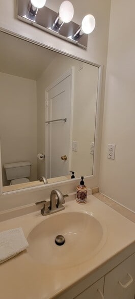 Building Photo - 567 South St