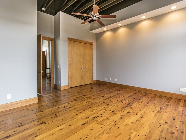 Building Photo - Luxury Downtown Townhome with 2 car Garage!