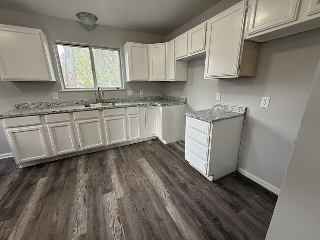 Building Photo - Quaint 3 bedroom Warren home