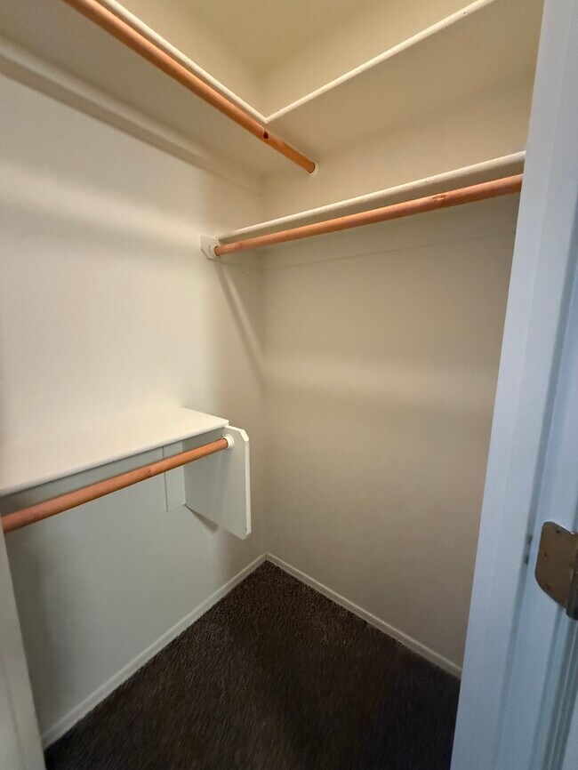 Building Photo - HOUSE FOR RENT