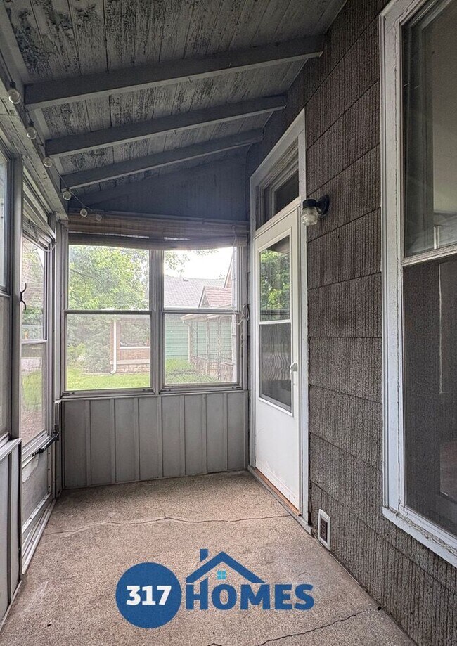 Building Photo - Lovely 2 Bedroom Duplex