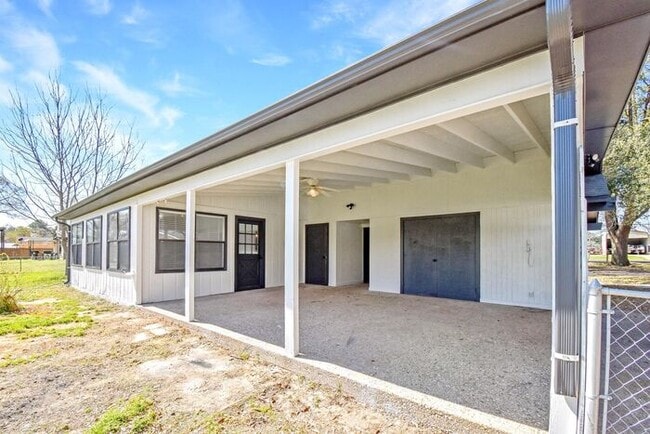 Building Photo - Available Now! Newly Remodeled 4 Bed 3 Bat...